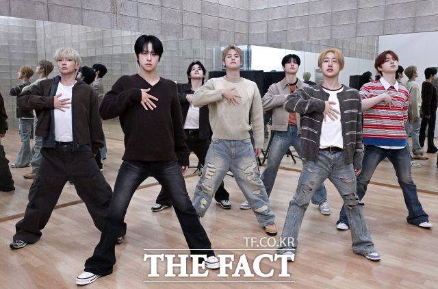그룹 뉴비트 조윤후 박민석 홍민성 전여여정 김리우 최서현 김태양(왼쪽부터)이 10월 24일 서울 강남구 비트인터렉티브 사옥에서 진행된 <더팩트>와 인터뷰에서 안무를 선보이고 있다./이새롬 기자