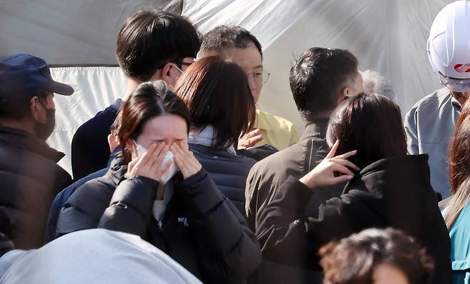 한국동서발전 울산화력발전소 보일러 타워 붕괴 사고 현장에서 눈물을 흘리며 망연자실하고 있는 유가족들./뉴스1