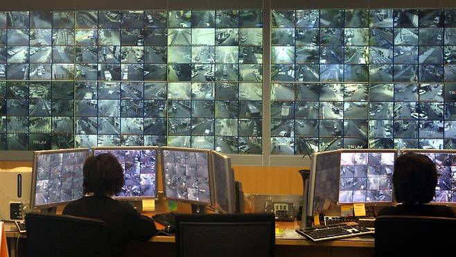 Big Brother? 범죄 목격자! / 2000년대 들면서 급속히 늘어난 CCTV(폐쇄회로TV)는 도입 초기만 해도 인권침해 논란을 빚기도 했지만 최근들어 군포여대생 살인사건 등 강력범죄 해결에서 중요한 역할을 하고 있다. 29일 오후 서울 강남경찰서 역삼지구대의 강남 폐쇄회로 관제센터에서 모니터 요원들이 실시간 화면을 지켜보고 있다. 시설을 관리 중인 경찰은 인권침해 논란등을 여전히 의식, 취재진에게도 창문 밖에서 잠시 동안만 촬영할 수 있도록 허락했다. 2009년 1월 29일. 동아일보 변영욱 기자 촬영.