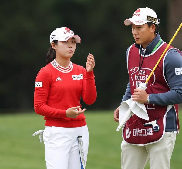 한국여자프로골프(KLPGA) 투어 2025시즌 최종전 대보 하우스디 챔피언십 우승 경쟁에 뛰어든 황유민 프로가 2라운드에서 경기하는 모습이다. 사진제공=KLPGA (사진을 무단으로 사용하지 마십시오.)