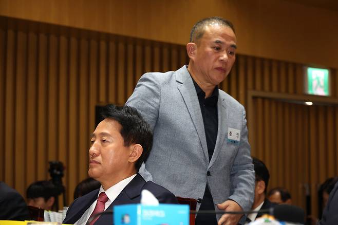 ‘정치 브로커’ 명태균씨가 지난달 23일 서울 중구 서울시청에서 열린 2025년 국회 행정안전위원회 국정감사에서 의원 질의에 답변하기 위해 증인석으로 향하고 있다. 류우종 선임기자 wjryu@hani.co.kr