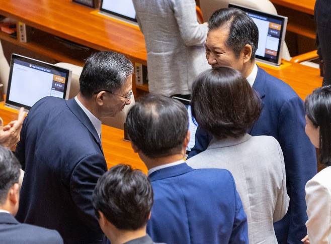 정청래 더불어민주당 대표와 정성호 법무부 장관이 인사하고 있다. / 사진=연합뉴스