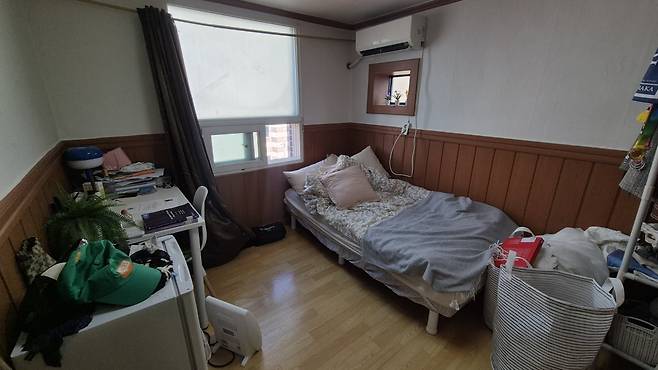 스웨덴 국적의 유학생 사이먼 원크비스트(28)가 거주 중인 서울 서대문구 신촌동 ‘게릴라하우스’의 방 내부 모습. 한때 폐업한 모텔이던 이 건물은 현재 20여 명의 외국인이 생활하는 공유 주거 공간으로 탈바꿈했다. /김다빈 기자