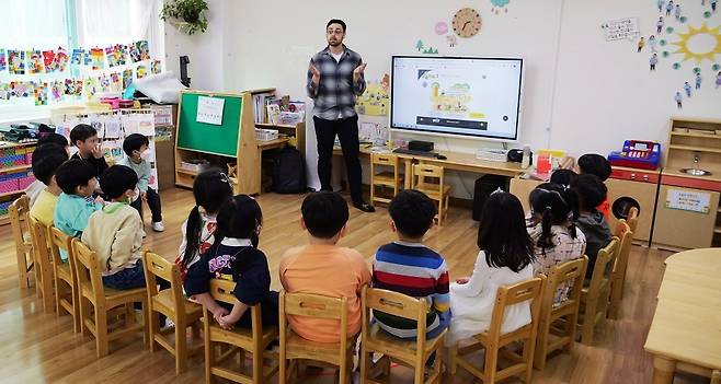 서울의 한 유치원에서 원어민 영어 수업이 진행되고 있다. 경향신문 자료사진