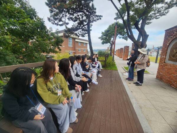 인천의 학생들이 전문강사가 소개하는 안전신문고 신고 방법을 통해 길을 걷던 중 발견한 안전 위험 요소를 신고하고 있다. 인천시교육청 제공