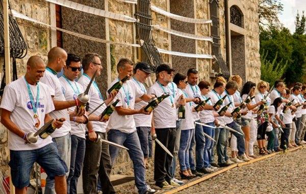 2015년 9월5일 스위스 멘드리시오에서 열린 사브라주 행사. 487명이 동시에 사브라주해 기네스 기록이 세워졌다.