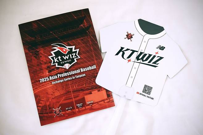 KT가 대만에도 한국야구를 알리고 있다. 함나얀 구단 커뮤니케이션팀 대리와 정민주 마케팅기획팀 매니저가 손수 만든 팸플릿(왼쪽)과 부채. 사진제공|KT 위즈