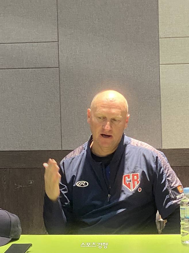 파벨 하딤 체코 야구대표팀 감독이 8일 고척 스카이돔에서 열린 K-베이스볼 시리즈 한국과 첫 평가전에서 패한 뒤 인터뷰하고 있다. 이정호기자