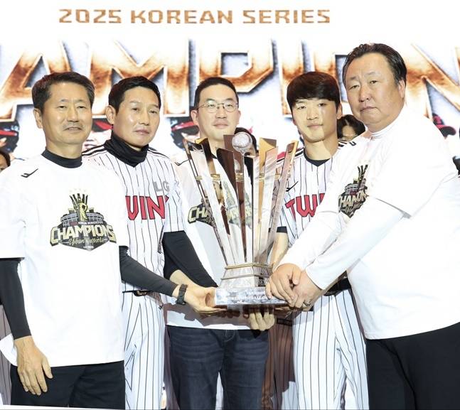 김인석 LG스포츠 대표와 염경엽 감독, 구광모 구단주, 주장 박해민, 차명석 단장(왼쪽부터)이 우승 트로피를 들고 포즈를 취하고 있다. /사진=LG 트윈스 제공