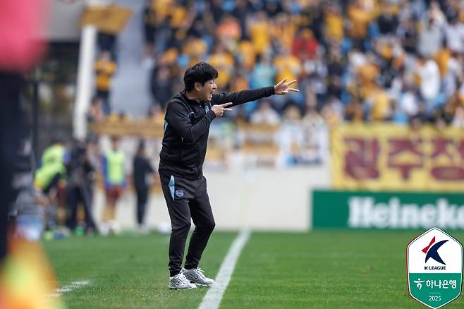 김병수 대구FC 감독이 기술지역에서 작전 지시하고 있다. /사진=한국프로축구연맹 제공
