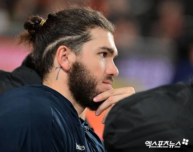 지난달 31일 대전 한화생명 볼파크에서 열린 '2025 신한 SOL Bank KBO 포스트시즌' LG 트윈스와 한화 이글스의 한국시리즈 5차전 경기에서 코디 폰세가 경기를 물끄러미 지켜보고 있다. 엑스포츠뉴스DB