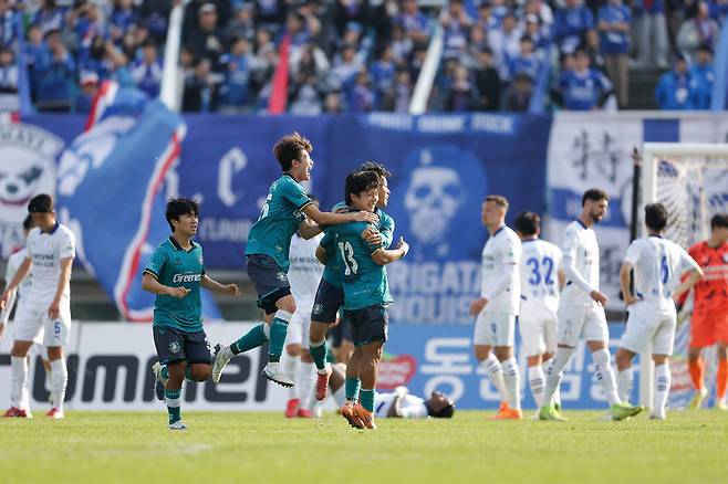 9일 안산 와 스타디움에서 열린 하나은행 K리그2 2025 38라운드 안산 그리너스FC와 수원 삼성의 경기에서 0-1로 뒤진 후반 추가시간 김건오가 극적인 동점골을 터뜨리자 안산 선수들이 기뻐하고 있다. <한국프로축구연맹 제공>