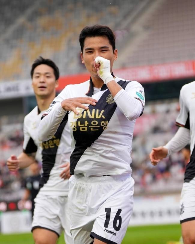 경남FC 원기종이 8일 화성종합경기타운 주경기장에서 열린 화성FC와 경기에서 결승골을 기록한 뒤 세레모니를 하고 있다. /경남FC