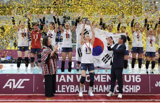 한국 여자배구 16세 이하(U-16) 대표팀이 2025 U-16 아시아선수권대회 결승에서 대만을 꺾고 우승을 차지한 가운데 시상식에서 대표팀 주장 손서연이 우승 트로피를 들어 올리며 선수들과 함께 기쁨을 만끽하고 있다. 연합뉴스