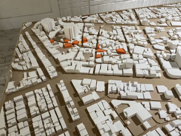 '다시 육거리' 프로젝트 전시장에 설치된 중앙상가 구조 모형. 오렌지색 블록은 학생 프로젝트가 진행된 지점을 표시한다.