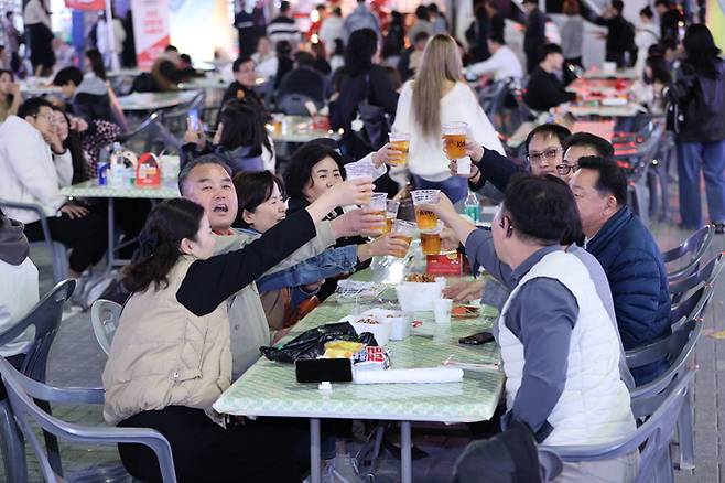 ▲ 포항치맥페스티벌이 7일 오후 포항시 남구 쌍용사거리 일원에서 열린 가운데 방문객들이 치맥을 즐기고 있다. 김영환 기자 yhk@kyongbuk.com