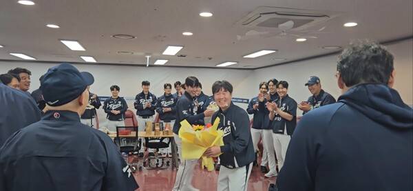 류지현 감독 축하파티를 하는 선수단. (사진=KBO 제공)