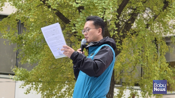 공공연대노동조합 이영훈 위원장(민주일반연맹 비대위원장)이 8일 서울정부청사 후문에서 열린 '보육대체교사 무기계약직 전환 및 처우 개선 촉구 결의대회'에서 대회사를 진행하고 있다. ⓒ공공연대노동조합