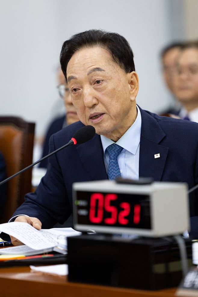 김철수 대한적십자사 회장이 22일 서울 여의도 국회에서 열린 보건복지위원회의 한국보건산업진흥원 등에 대한 국정감사에 출석해 의원 질의에 답하고 있다.(사진=뉴스1)