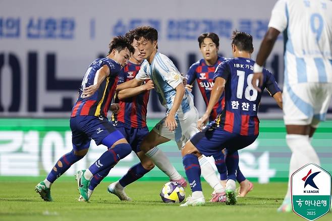 벼랑 끝에 몰린 울산이 시즌 내내 자신들을 괴롭힌 수원FC와 맞대결을 펼친다. (한국프로축구연맹 제공)