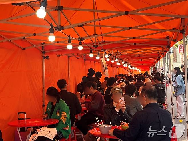 지난 7일 경북 구미라면축제에 모인 방문객들로 취식 공간이 북적거리고 있다. 2025.11.7/ 뉴스1 박혜연 기자 ⓒ 뉴스1