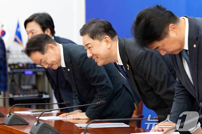 김병기 더불어민주당 원내대표가 9일 서울 여의도 국회에서 열린 기자간담회에서 인사하고 있다. 2025.11.9/뉴스1 ⓒ News1 이승배 기자