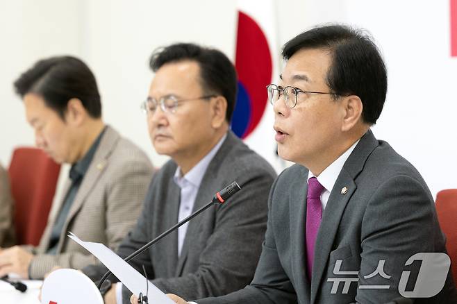 송언석 국민의힘 원내대표가 9일 서울 여의도 국회에서 열린 현안 관련 기자간담회에서 모두발언하고 있다. 2025.11.9/뉴스1 ⓒ News1 이승배 기자