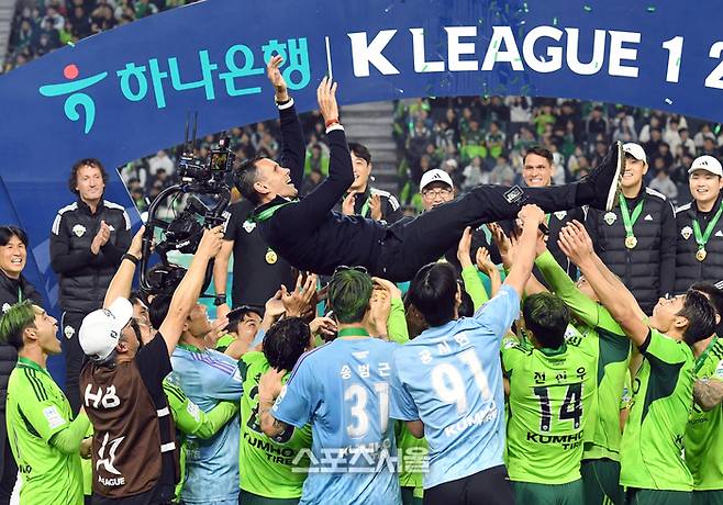 전북 현대 거스 포옛 감독(가운데)이 8일 전주월드컵경기장에서 열린 하나은행 K리그1 대전 하나 시티즌과 경기 후 진행된 우승 시상식에서 선수들의 헹가래를 받고 있다. 2025. 11. 8. 전주 | 박진업 기자 upandup@sportsseoul.com