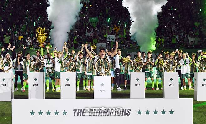 전북 현대의 주장 박진섭(가운데)이 8일 전주월드컵경기장에서 열린 하나은행 K리그1 대전 하나 시티즌과 경기 후 진행된 우승 행사에서 10개의 트로피 앞에 동료들과 포즈를 취하며 기뻐하고 있다. 2025. 11. 8. 전주 | 박진업 기자 upandup@sportsseoul.com