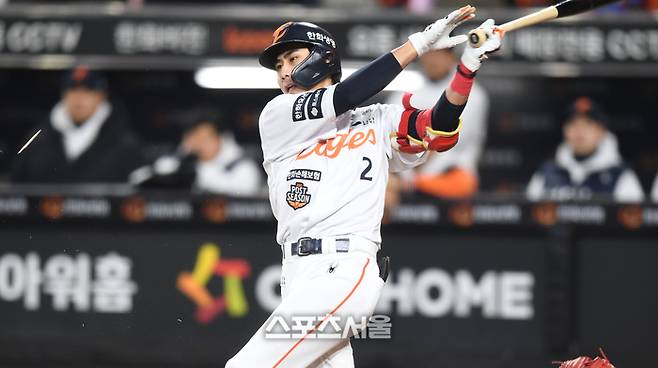 한화 심우준이 대전 한화생명 볼파크에서 열린 2025 KBO 포스트시즌 한국시리즈 3차전 LG와 경기 8회말 2사만루 2타점 2루타를 치고 있다. 대전 | 최승섭기자 thunder@sportsseoul.com