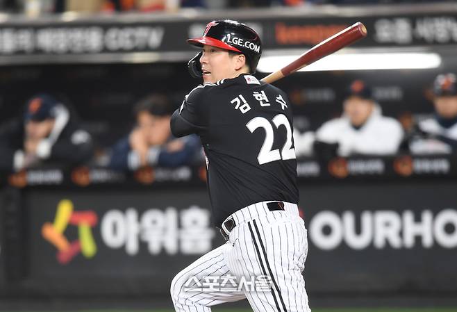 LG 김현수가 대전 한화생명 볼파크에서 열린 2025 KBO 한국시리즈 5차전 한화와 경기 1회초 1사2루 1타점 좌중간 안타를 치고 있다. 대전 | 최승섭기자 thunder@sportsseoul.com