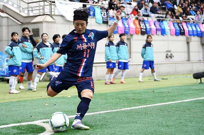 서울시청 박희영이 지난 8일 서울월드컵보조구장에서 열린 2025시즌 WK리그 챔피언결정전 1차전 화천KSPO와의 경기에서 코너킥을 처리하고 있다. /사진=한국여자축구연맹