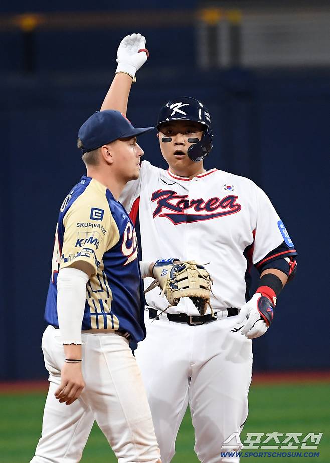 2025 K-BASEBALL SERIES 대한민국과 체코의 평가전이 8일 고척스카이돔에서 열렸다. 한동희가 안타를 날린 뒤 환호하고 있다. 고척=박재만 기자 pjm@sportschosun.com/2025.11.08/