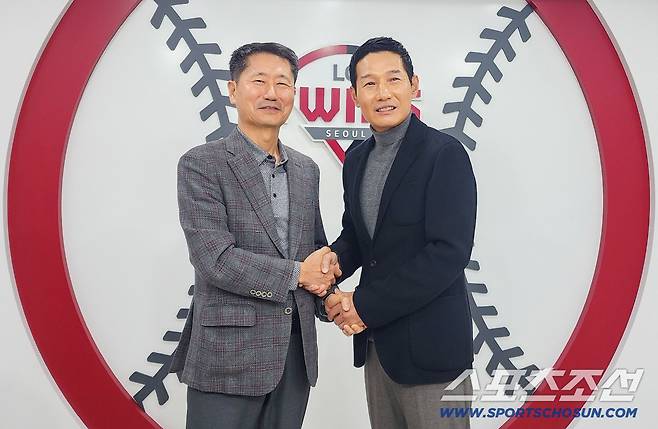 LG 염경엽 감독이 3년 재계약을 한 뒤 김인석 사장과 악수하고 있다. 사진제공=LG 트윈스