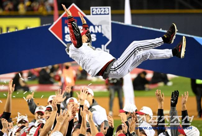 13일 잠실야구장에서 열린 KT와 LG의 한국시리즈 5차전 경기, LG가 승리하며 한국시리즈 우승을 차지했다. 염경엽 감독이 행가레를 받고 있다. 잠실=허상욱 기자wook@sportschosun.com/2023.11.13/