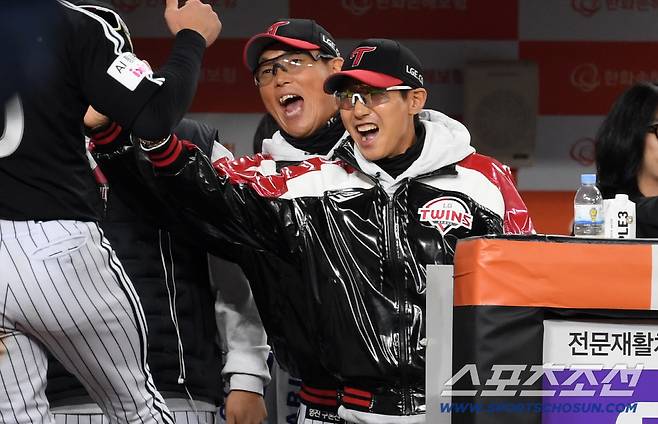31일 대전 한화생명볼파크에서 열린 한국시리즈 5차전 한화 이글스와 LG 트윈스의 경기. 8회 달아나는 점수가 나오자 LG 염경엽 감독이 환호하고 있다. 대전=박재만 기자 pjm@sportschosun.com/2025.10.31/