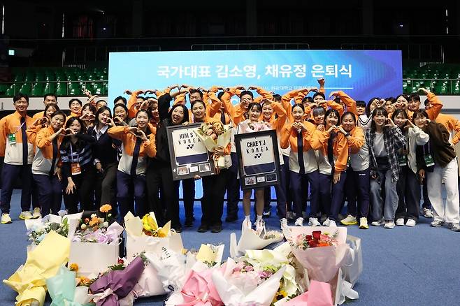 한국 배드민턴 복식 대표팀에서 눈부신 활약을 펼친 김소영과 채유정이 9일 은퇴식을 갖고 15년 동안 정들었던 태극마크와 작별했다. 안세영도 참석해 선배 새 출발을 축하했다. 배드민턴코리아TV