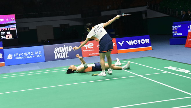 우승을 확정을 지은 뒤 환호하고 있는 김재현과 정나은. 월간 배드민턴