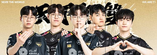 2025 리그 오브 레전드 월드 챔피언십(롤드컵) 결승전이 T1과 KT 롤스터의 LCK(한국 리그) 내전으로 치러진다. 두 팀은 오는 11월 9일 중국 청두에서 최종 우승컵을 놓고 격돌한다. T1은 LPL(중국 리그) 팀들을 연파하며 롤드컵 역사상 최초로 4년 연속 결승에 진출했으며, 3회 연속 우승이라는 대기록에 도전한다. 반면 KT 롤스터는 강력한 우승 후보 젠지를 꺾는 이변을 일으키며 창단 13년 만에 처음으로 결승 무대를 밟았다. '통신사 더비'로 불리는 두 팀의 라이벌 매치가 성사되면서, LCK는 4년 연속 롤드컵 우승을 확정했다.