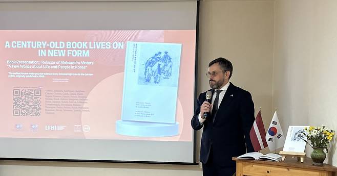지난달 30일 서울 종로구 무계원에서 야니스 베르진스 주한 라트비아 대사가 ‘한국의 생활상과 한국인에 관한 단상’ 도서를 소개하고 있다. /김보경 기자