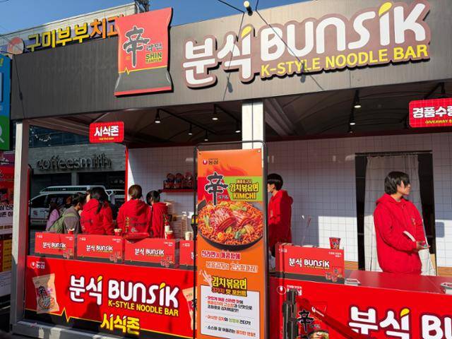 7일부터 사흘 동안 경북 구미시에서 열린 '2025 구미라면축제'에서 농심은 최근 출시한 '신라면 김치볶음면'을 시식할 수 있는 기회를 제공했다. 구미=안아람 기자