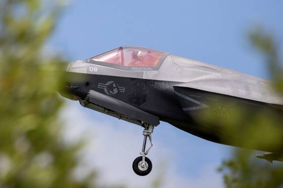 미 해병대 F-35 전투기가 지난 9월 19일 푸에르토리코 루스벨트 로즈 군 기지에 접근하고 있다. 로이터=연합뉴스