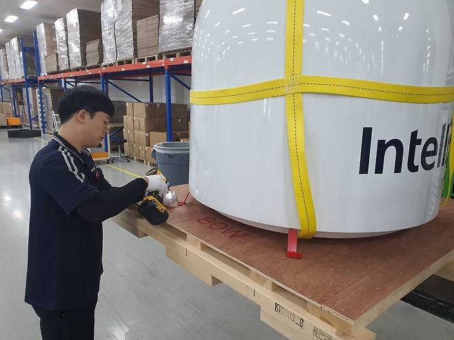 최용현 사원이 해상용 위성통신 안테나(VSAT) 패키지 작업을 하고 있다. 평택=윤현주 기자