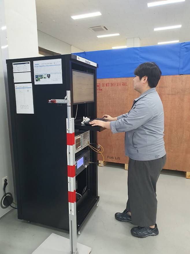 송치성 사원이 RF 자동 테스트를 하고 있다. 평택=윤현주 기자