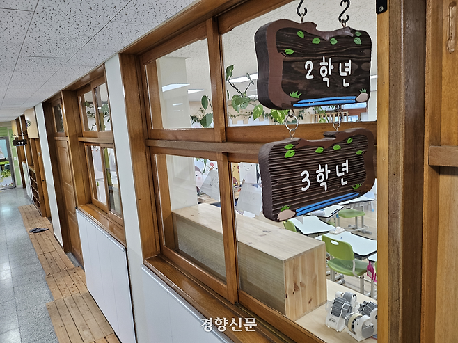 전교생 32명의 경기 안성시 죽화초등학교는 2학년과 3학년이 ‘복식학급’으로 운영된다. 지난 17일 방문한 죽화초의 2학년-3학년 교실. 김원진 기자