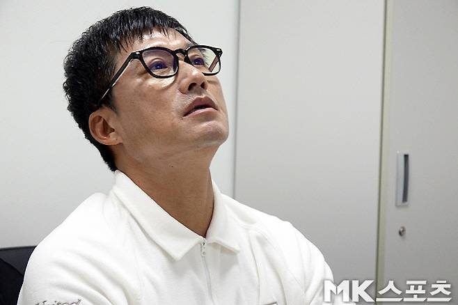 광주 FC 이정효 감독이 깊은 생각에 잠겨 있다. 사진=이근승 기자