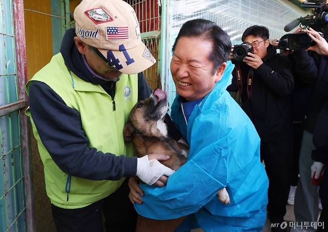 (용인=뉴스1) 김도우 기자 = 정청래 더불어민주당 대표가 9일 용인시 처인구의 한 유기견 보호소를 봉사활동차 방문해 유기견과 인사를 나누고 있다. (공동취재) 2025.11.9/뉴스1 Copyright (C) 뉴스1. All rights reserved. 무단 전재 및 재배포, AI학습 이용 금지. /사진=(용인=뉴스1) 김도우 기자