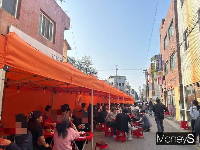 구미라면축제를 찾은 이들이 라면으로 만든 이색 요리를 즐기고 있다. /사진=고현솔 기자