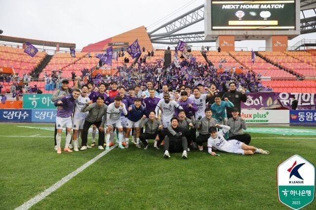 FC안양이 잔류 확정 이후 팬들과 기뻐하고 있다./한국프로축구연맹