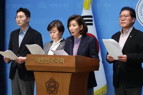 '윗선 지시' 의혹 제기하는 국힘 법사위원들 '윗선 지시' 의혹 제기하는 국힘 법사위원들 (서울=연합뉴스) 김주성 기자 = 국민의힘 소속 국회 법제사법위원회 의원인 박준태(왼쪽부터)·조배숙·나경원·송석준 의원이 9일 서울 여의도 국회 소통관에서 검찰의 대장동 개발 비리 사건의 항소 포기에 대한 대통령실 개입 등 '윗선 지시' 의혹을 제기하고 있다. 2025.11.9 utzza@yna.co.kr (끝) <저작권자(c) 연합뉴스, 무단 전재-재배포, AI 학습 및 활용 금지>